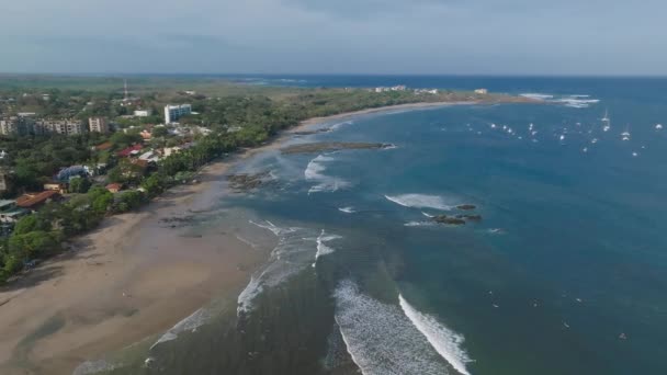 哥斯达黎加瓜纳卡斯特的Playa Flamingo 弗拉明戈海滩北海岭的空中拍摄 太平洋海岸悬崖纵观大海的豪华住宅 别墅和酒店 — 图库视频影像