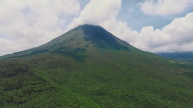 Kosta Rika 'daki muhteşem Arenal volkanı manzarası. Volkan Arenal 'in panoraması, La Fortuna, Kosta Rika' daki muhteşem pitoresk gölü yansıttı. Orta Amerika.