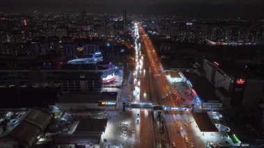 Istambul iş bölgesinin hava manzarası. Yükseliş ve alışveriş merkezleri ile İstanbul 'un iş ve finans alanlarını hızla geliştiriyor. Geceleri ticari binalar