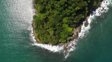 Kosta Rika 'daki Manuel Antonio Ulusal Parkı' nın havadan görünüşü. Birçok vahşi yaşam, tropikal bitkiler ve Pasifik sahillerindeki paradisikal plajlarla en iyi Turist Çekimi ve Doğa Koruma Alanı..