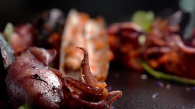 Kalamar, salata ve limonlu ızgara ahtapot. Görüntüyü kapat.