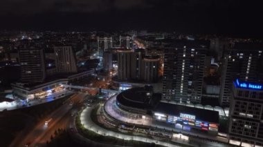 Istambul iş bölgesinin hava manzarası. Yükseliş ve alışveriş merkezleri ile İstanbul 'un iş ve finans alanlarını hızla geliştiriyor. Geceleri ticari binalar