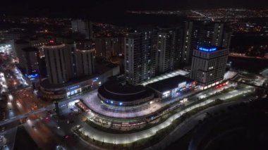 Istambul iş bölgesinin hava manzarası. Yükseliş ve alışveriş merkezleri ile İstanbul 'un iş ve finans alanlarını hızla geliştiriyor. Geceleri ticari binalar