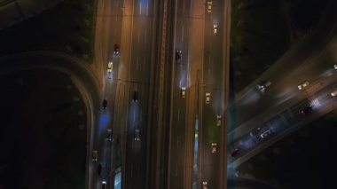 Istambul iş bölgesinin hava manzarası. Yükseliş ve alışveriş merkezleri ile İstanbul 'un iş ve finans alanlarını hızla geliştiriyor. Geceleri ticari binalar