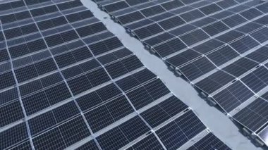 Solar Hücre Tarım Santrali 'nin yakın çekim eko teknolojisi. Bir fotovoltaik güç santralindeki güneş pili panellerinin peyzajı. Sürdürülebilir kaynaklar ve yenilenebilir enerji kavramı. Mavi ton.