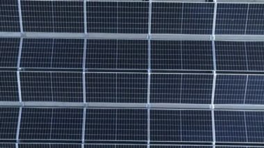 Solar Hücre Tarım Santrali 'nin yakın çekim eko teknolojisi. Bir fotovoltaik güç santralindeki güneş pili panellerinin peyzajı. Sürdürülebilir kaynaklar ve yenilenebilir enerji kavramı. Mavi ton.