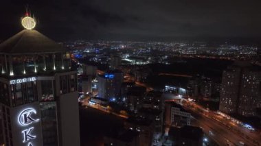 Istambul iş bölgesinin hava manzarası. Yükseliş ve alışveriş merkezleri ile İstanbul 'un iş ve finans alanlarını hızla geliştiriyor. Geceleri ticari binalar