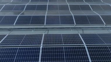Solar Hücre Tarım Santrali 'nin yakın çekim eko teknolojisi. Bir fotovoltaik güç santralindeki güneş pili panellerinin peyzajı. Sürdürülebilir kaynaklar ve yenilenebilir enerji kavramı. Mavi ton.