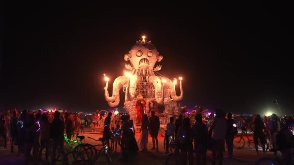 Riesige Oktopus Kunst Autoinstallation Die Feuer Ausstößt Feuershow Inmitten Einer — Stockvideo