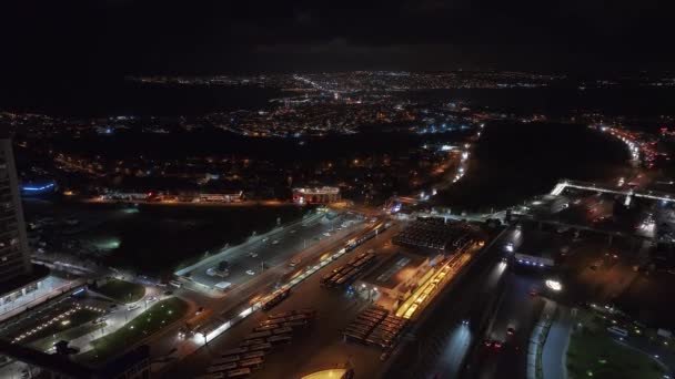 Istambul商业区的空中景观 快速发展的商业和金融领域伊斯坦布尔与高楼和购物中心 夜间商业楼宇 — 图库视频影像