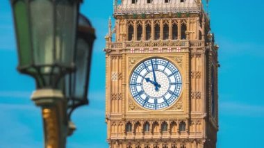 Big Ben saat kulesi, Londra 'da güneşli bir sabahın erken saatlerinde. Londra 'nın ünlü simgesi Big Ben olarak bilinen saat kulesine göre saat 15: 00' te mavi ve bulutlu bir gökyüzüne karşı....