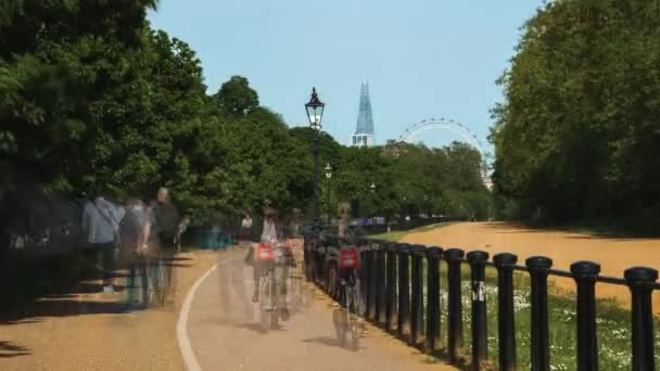 Gente Caminando Por Parque Londres Con London Eye Una Torre — Vídeos de Stock