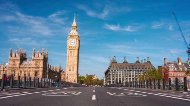 伦敦一个阳光明媚的清晨 大本钟塔 伦敦最受欢迎的地标是 大本钟 它的时间是下午3点 与蓝天相映成趣 — 图库视频影像