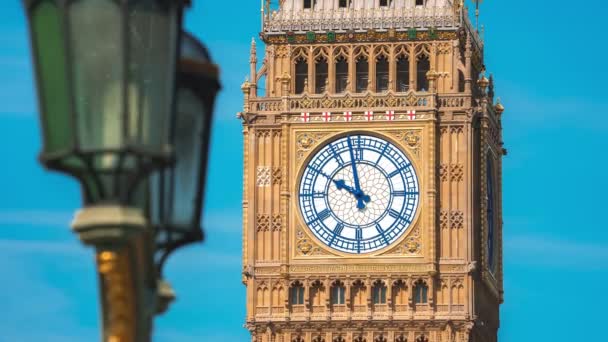 伦敦一个阳光明媚的清晨 大本钟塔 伦敦最受欢迎的地标是 大本钟 它的时间是下午3点 与蓝天相映成趣 — 图库视频影像