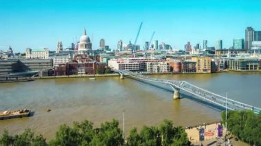 St Paul Katedrali ile Milenyum Köprüsü 'nün güzel zaman çizelgesi ve Londra, İngiltere' de yürüyen turist ve banliyö kalabalığı.