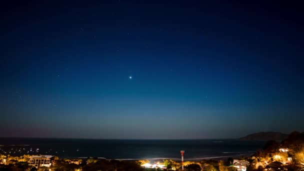 Cielo Azul Oscuro Nocturno Timelapse Con Muchas Estrellas Sobre Océano — Vídeo de stock