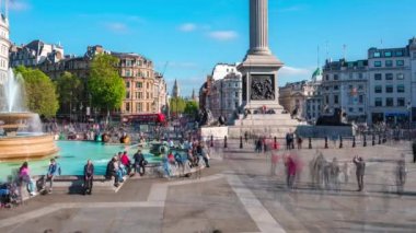 Big Ben, Londra 'daki Trafalgar Meydanı' ndan görülmüş. İnsanlar Londra 'daki Trafalgar Meydanı' na akın ediyor..