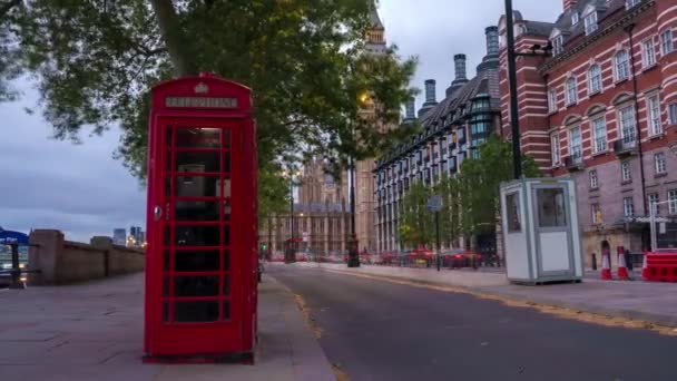 Egy Ikonikus Brit Piros Telefonfülke Üzleti Környezetben Big Ben Tower — Stock videók