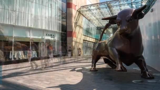 Uma Escultura Bull Frente Bullring Shopping Arcade Dos Marcos Birmingham — Vídeo de Stock