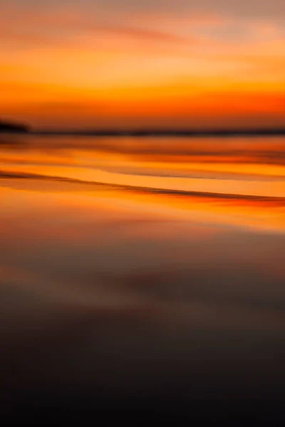 Идиллический Вид Красивый Мыс Песчаный Пляж Лучами Солнца Облачным Небом — стоковое фото