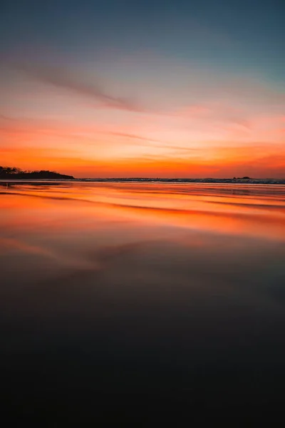 Живописный Вид Прекрасный Солнечный Свет Отражающийся Морском Песчаном Пляже Облачным — стоковое фото