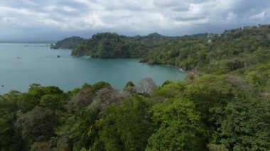 Kosta Rika 'daki Manuel Antonio Ulusal Parkı' nın havadan görünüşü. Birçok vahşi yaşam, tropikal bitkiler ve Pasifik sahillerindeki paradisikal plajlarla en iyi Turist Çekimi ve Doğa Koruma Alanı..