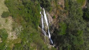 Kosta Rika 'daki La Fortuna Şelalesi. Şelale, Arenal Nehri 'nde, Chato yanardağının eteklerinde yer almaktadır..