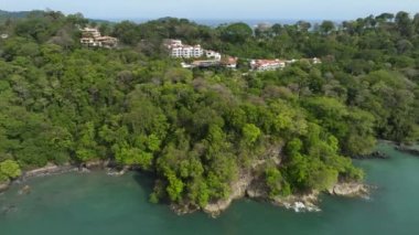 Kosta Rika 'daki Manuel Antonio Ulusal Parkı' nın havadan görünüşü. Birçok vahşi yaşam, tropikal bitkiler ve Pasifik sahillerindeki paradisikal plajlarla en iyi Turist Çekimi ve Doğa Koruma Alanı..