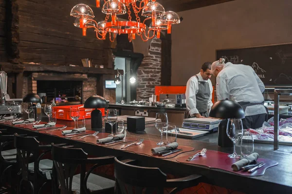 레스토랑 주방에서 일하고 호화로운 알프스 호텔의 식탁에 금속화 샹들리에는 개념이다 — 스톡 사진