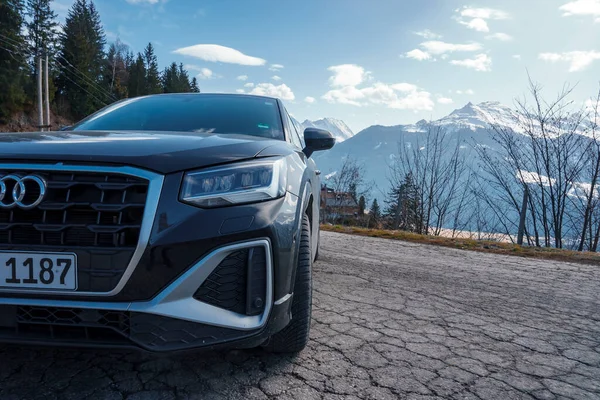 Nuevo Audi 2023 Aparcado Lado Carretera Con Montañas Suizas Fondo —  Fotos de Stock