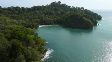 Kosta Rika 'daki Manuel Antonio Ulusal Parkı' nın havadan görünüşü. Birçok vahşi yaşam, tropikal bitkiler ve Pasifik sahillerindeki paradisikal plajlarla en iyi Turist Çekimi ve Doğa Koruma Alanı..