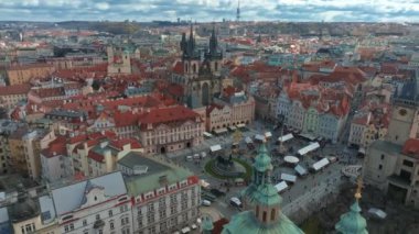 Çek Cumhuriyeti 'nin güzel bir yaz gününde Prag' daki eski kasaba meydanının panoramik hava manzarası. Tyn ve Prag Astronomik Saat Kulesi 'nden önce Leydimizin Kilisesi