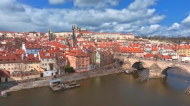 Çek Cumhuriyeti Prag 'daki Vltava Nehri üzerindeki Charles Köprüsü ve Eski Şehir İskelesi mimarisinin manzaralı panoramik hava manzarası