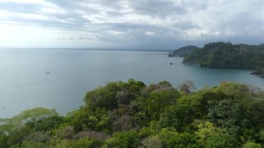 Kosta Rika 'daki Manuel Antonio Ulusal Parkı' nın havadan görünüşü. Birçok vahşi yaşam, tropikal bitkiler ve Pasifik sahillerindeki paradisikal plajlarla en iyi Turist Çekimi ve Doğa Koruma Alanı..