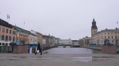 Şehir kanalı yakınlarındaki Göteborg eski kasabasının merkezi. Köprüde yürüyen insanlar.