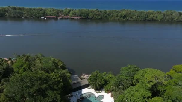 位于哥斯达黎加托尔图盖罗丛林中央的豪华小屋 加勒比海一边 丛林中间有村庄 水边有大河 — 图库视频影像