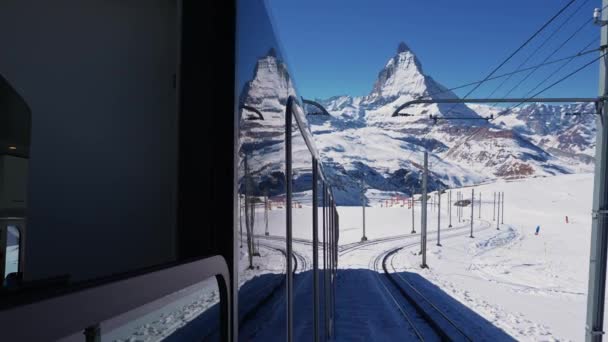 乘坐标志性的齿轮Gornergrat铁路在瑞士瓦莱阿尔卑斯山畔的Zermatt滑雪胜地 在阳光明媚的冬季乘坐火车在瑞士 — 图库视频影像