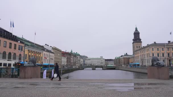 Zentrum Der Göteborger Altstadt Der Nähe Des Stadtkanals Menschen Gehen — Stockvideo