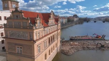 Çek Cumhuriyeti Prag 'daki Vltava Nehri üzerindeki Charles Köprüsü ve Eski Şehir İskelesi mimarisinin manzaralı panoramik hava manzarası