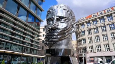 David Cerny, Prag 'da Franz Kafka' nın baş heykelini yaptı. Güzel modern sanat.