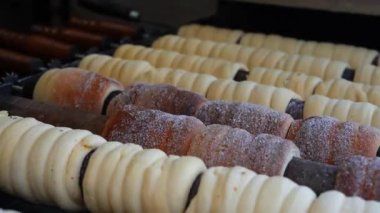 Trdelnik fırın sokak piyasada Prag, Çek Cumhuriyeti