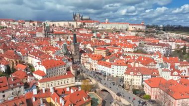 Çek Cumhuriyeti Prag 'daki Vltava Nehri üzerindeki Charles Köprüsü ve Eski Şehir İskelesi mimarisinin manzaralı panoramik hava manzarası