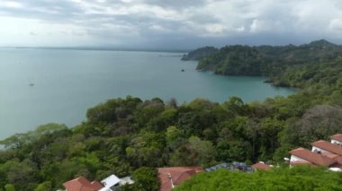 Kosta Rika 'daki Manuel Antonio Ulusal Parkı' nın havadan görünüşü. Birçok vahşi yaşam, tropikal bitkiler ve Pasifik sahillerindeki paradisikal plajlarla en iyi Turist Çekimi ve Doğa Koruma Alanı..