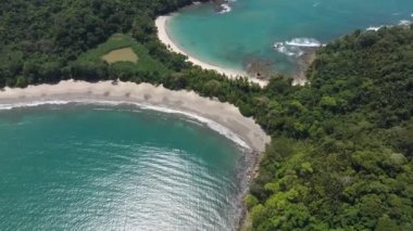 Kosta Rika 'daki Manuel Antonio Ulusal Parkı' nın havadan görünüşü. Birçok vahşi yaşam, tropikal bitkiler ve Pasifik sahillerindeki paradisikal plajlarla en iyi Turist Çekimi ve Doğa Koruma Alanı..