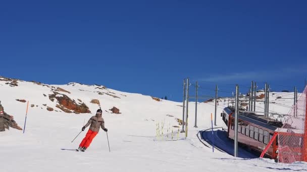 美丽的Zermatt滑雪度假胜地 可以看到地平线上的马特宏峰 美丽的瑞士阿尔卑斯山 人们在滑雪场上欣赏着神奇的马特宏峰悬崖和冰川的美景 — 图库视频影像