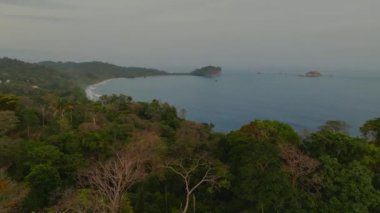 Kosta Rika 'daki Manuel Antonio Ulusal Parkı' nın havadan görünüşü. Birçok vahşi yaşam, tropikal bitkiler ve Pasifik sahillerindeki paradisikal plajlarla en iyi Turist Çekimi ve Doğa Koruma Alanı..