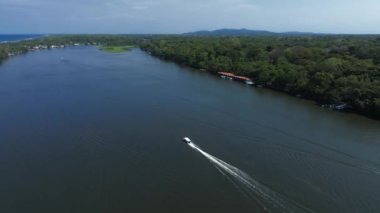 Bir tarafta Karayip denizi, ormanın içinde Tortuguero köyü ve otjer tarafında da büyük bir nehir. Kosta Rika 'da vahşi yaşamla dolu inanılmaz bir yer.