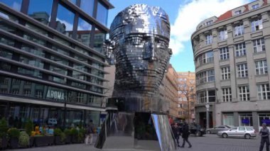 David Cerny, Prag 'da Franz Kafka' nın baş heykelini yaptı. Güzel modern sanat.