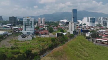 Sabana, San Jose, Kosta Rika 'nın güzel hava manzarası. San Jose Kosta Rika 'nın başkenti. Arka planda dağlar var..