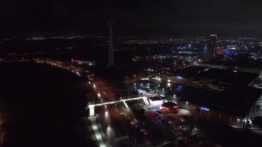 Istambul iş bölgesinin hava manzarası. Yükseliş ve alışveriş merkezleri ile İstanbul 'un iş ve finans alanlarını hızla geliştiriyor. Geceleri ticari binalar